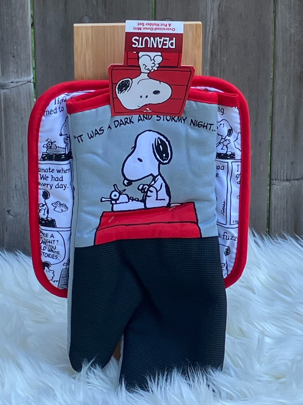 Peanuts Snoopy Oversized Oven Mitt and Pot Holder Set